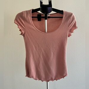 Elegant Ribbed Short Sleeve Top in Soft Pink